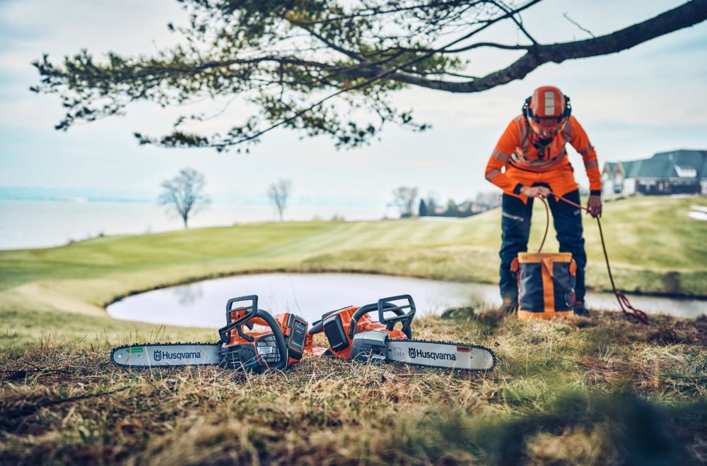 542i XP Top-Tier Battery Chainsaw with Clutch, 40 cc, 40 V, Li-Ion, 40 cm Blade, 0.325" Mini Pitch, 3 kg
