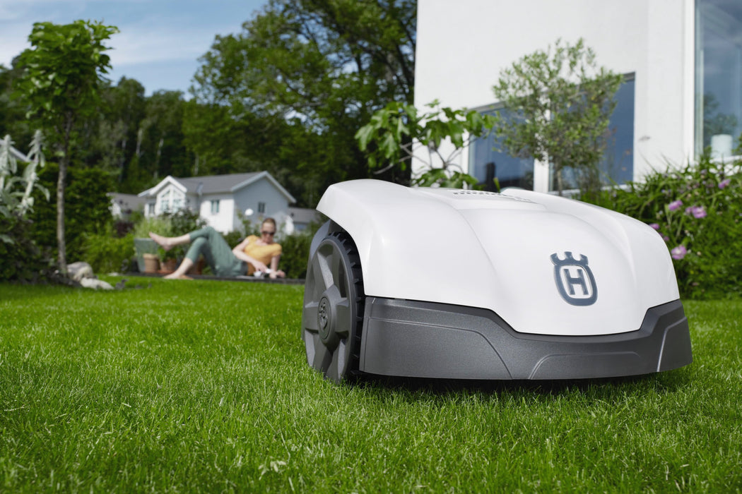 AUTOMOWER® 305 Robotic Mower, Ideal for Complex Gardens, 10h Active Time, 2.1 Ah Battery Capacity
