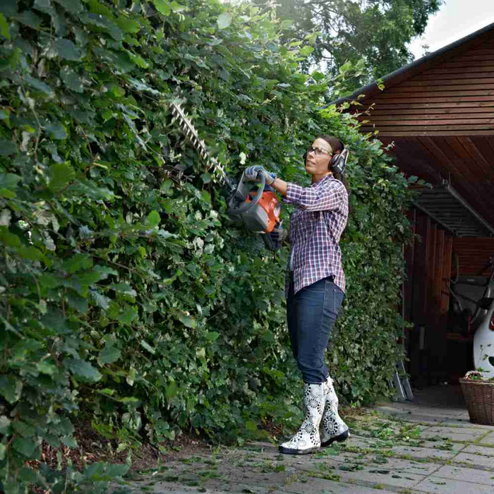 122HD60 Petrol Lightweight Hedge Trimmer, 0.8 hp, 4,050 cut/min, 59 cm Knife Length, Pivot Rear Handle