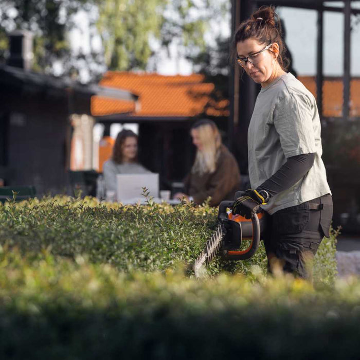 520iHD70 Battery Hedge Trimmer, Commercial-Grade, 40 V, 4,000 cut/min, 70 cm Knife Length, Pivot Rear Handle